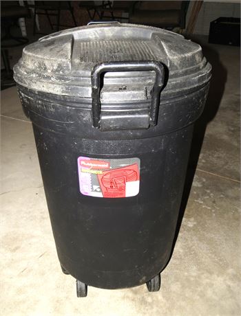 Rubbermaid 32 Gallon Trash Can