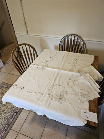 Irish Linen Table Cloth & (12) Matching Napkins - Theme: Butterflies