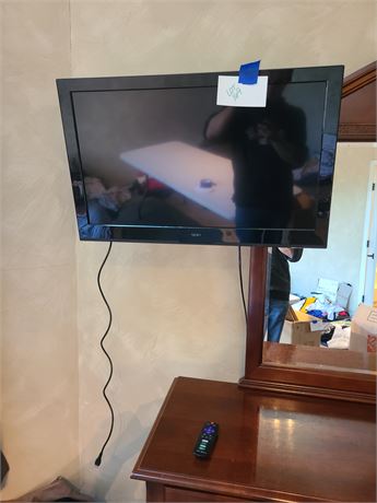 Seiki 32" LCD TV with Wall Mount Model:SC32HT04