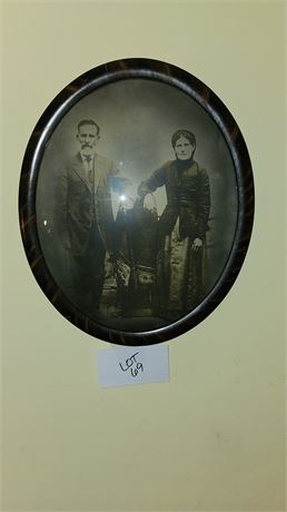 Antique B&W Photo In Oval Convex Frame