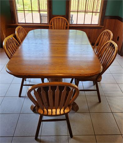 Beautiful Solid Wood-Oak Diningroom Table, 2-Leaves & 6 Chairs