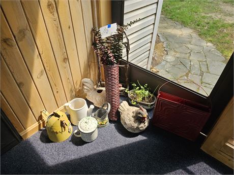 Mixed Decor Lot: Watering Cans / Floral & More