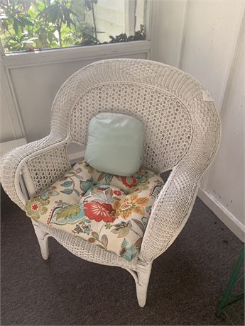 White Wicker Patio Chair W/Seat Cushion & Throw Pillow