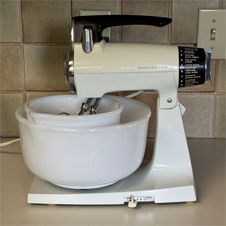 Vintage Sunbeam Mixmaster w/ Original Milk Glass Bowls - Works Great!