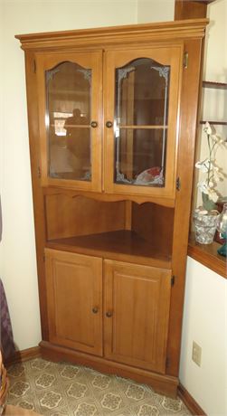 Corner Hutch