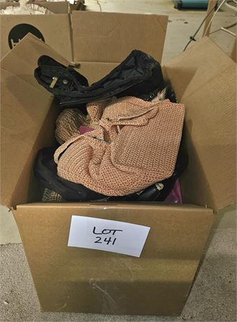 Ladies Mixed Purse/Handbag Lot- Size, Color & Maker Vary