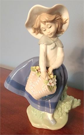 Lladro "Pretty Pickings Girl" Figurine