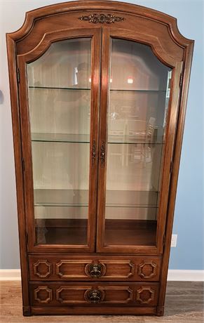 Beautiful Thomasville Beveled Glass Double Door Lighted Display Hutch