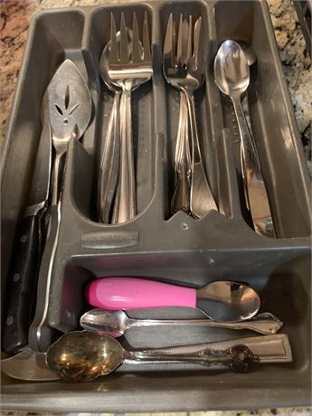 SIlverware/Cooking Utensils & Silverware Holder Lot
