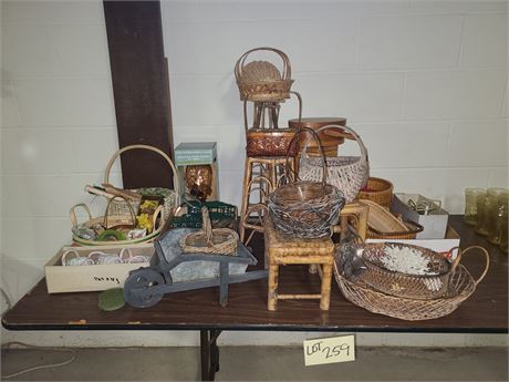 Indoor/Outdoor Lot: Different Size Baskets/Hummingbird Feeder/Flower Frogs