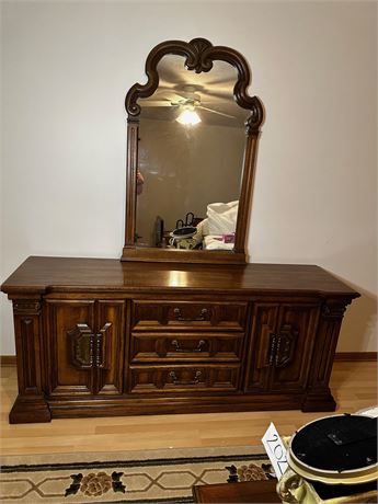 Lane Dresser With Mirror