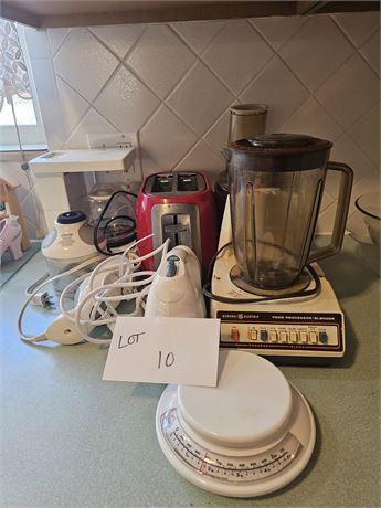 Small Kitchen Appliance Lot : GE Blender / Mr. Coffee / Toaster & More