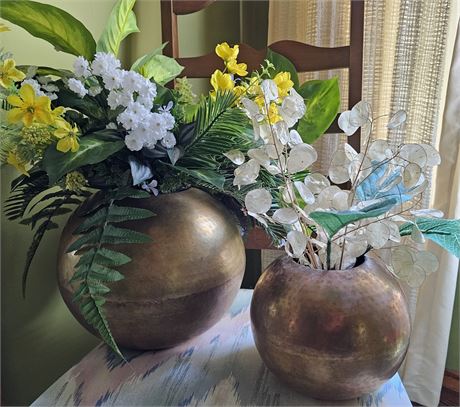 Set of 2 Brass Orbital Pots w/flowers