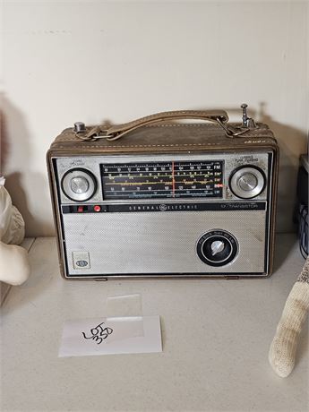Vintage GE World Monitor Transistor Radio
