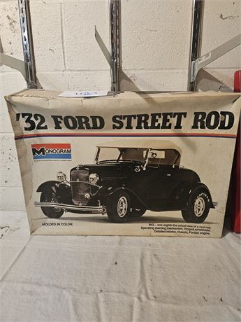 Monogram '32 Ford Street Rod 1/8 Scale Model:2602