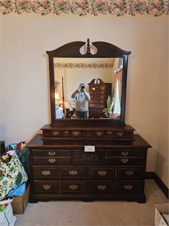 Traditional Style Mahogany Color Wood Multi-Drawer Dresser with Brass Metal Pull