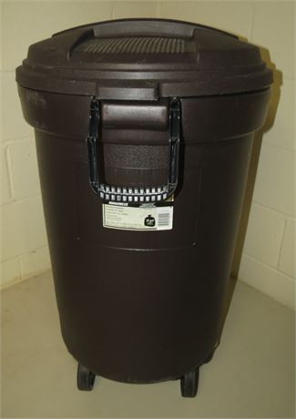 Rubbermaid 32 Gallon Roughneck Garbage Can