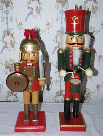2 Nutcrackers