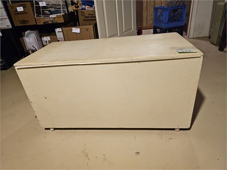 White Wood Storage Chest with Removable Top