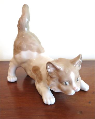 Lladro " Playful Cat" Figurine