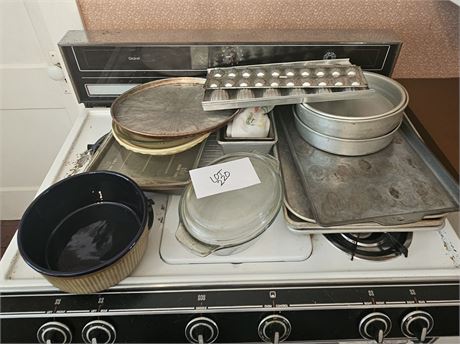 Mixed Baking Lot: Cookie Sheets, Trays, Pie Pans & More