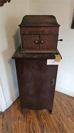 Victrola Victor Talking Machine With Cabinet & Records