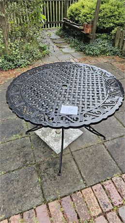 Metal Outdoor Round Table & Umbrella Stand