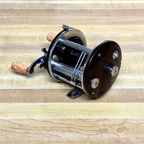 Penn Peer No. 109 Fishing Reel Baitcaster w/ Bakelite Handles