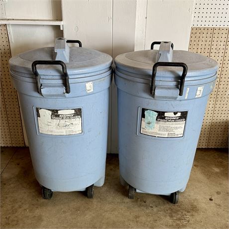 Pair of Rubbermaid Roughneck 32 Gallon Refuse Containers