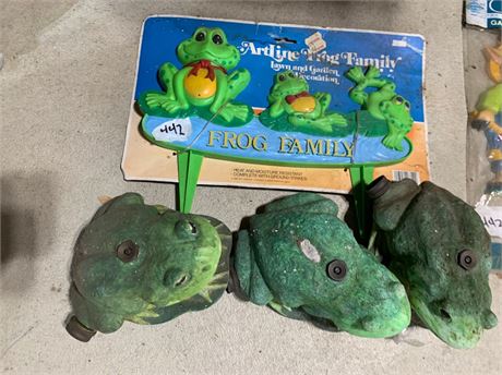 Yard Art - Frog Family Sign - 3 Green Frog Lawn Statues